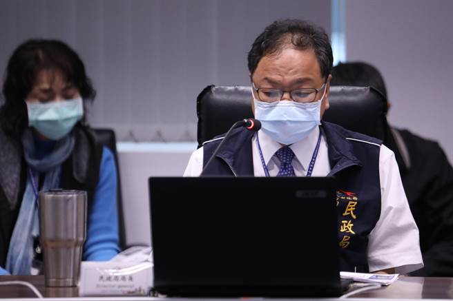 台中市政府民政局长吴世玮23专案报告「最后一哩路的送行者服务」。（卢金足摄）