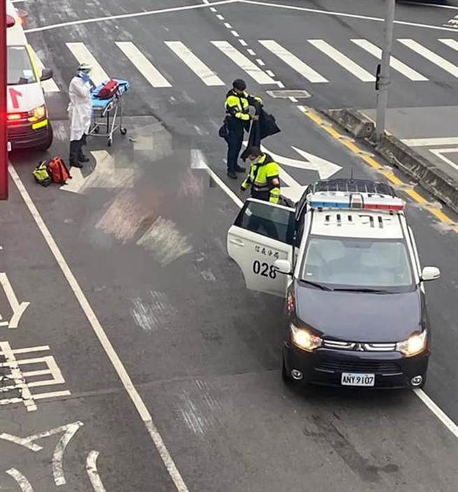 北市信义区松山路、福德街口今早发生死亡车祸。（翻摄照片／黄婉婷台北传真）