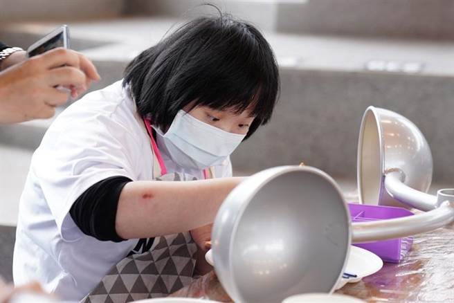 唐氏症基金會與全聯善美的文化藝術基金會攜手，23日邀請唐寶寶、心智障礙者到宜蘭傳藝園區替高達9米的藝術裝置「希望樹」進行彩繪。（唐氏症基金會提供／林良齊台北傳真）