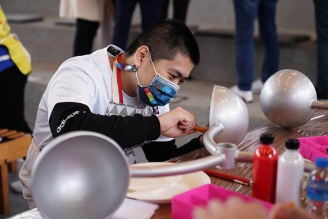 唐氏症基金會與全聯善美的文化藝術基金會攜手，23日邀請唐寶寶、心智障礙者到宜蘭傳藝園區替高達9米的藝術裝置「希望樹」進行彩繪。（唐氏症基金會提供／林良齊台北傳真）