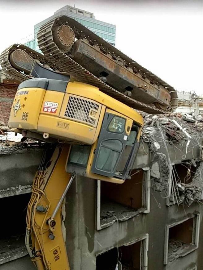 高雄市盐埕区一家老字号饭店23日进行拆除时发生工安意外，一名工人在13楼操作怪手不慎、坠落1楼惨死。（民眾提供／袁庭尧高雄传真）