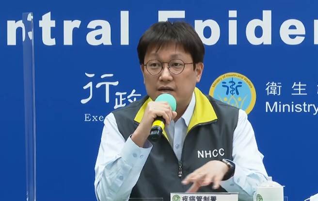 昨日有一名醫護施打疫苗後發燒整晚，ICU醫師陳志金則在臉書表示「燒比較有效」，對此，指揮中心表示發燒雖然是正常免疫反應，但產生這樣狀況的嚴重程度與保護力並非正相關。圖為疾管署防疫醫師林詠青。（圖／翻攝自中時新聞網直播）