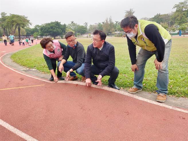中市旧市区多所中小学的操场跑道老旧不堪，立委黄国书（右2）邀集相关单位及邱素贞（左1）等多名议员到各学校勘查。（陈淑芬摄）