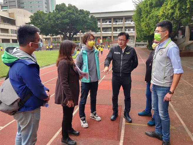 中市旧市区多所中小学的操场跑道老旧不堪，立委黄国书（左4）邀集相关单位及江肇国（左3）及黄守达（右1）等议员到各学校勘查。（陈淑芬摄）