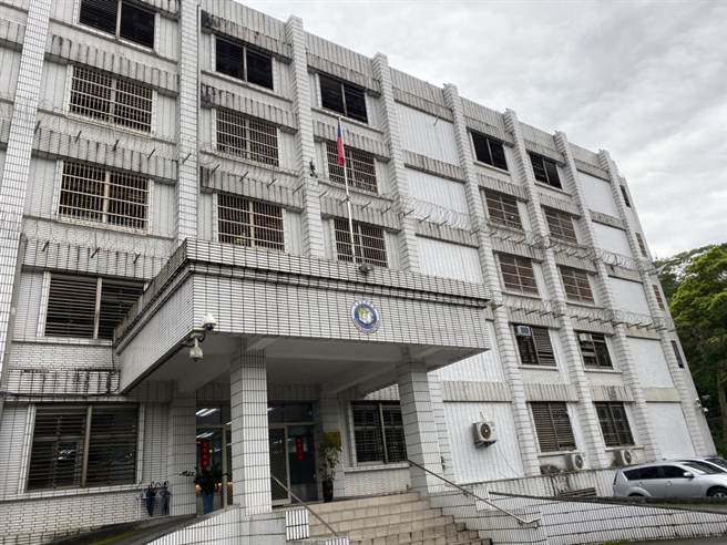 企业赠环保毛毯给受收容人，移民署讚大爱无国界，收容人暖心。(移民署提供)