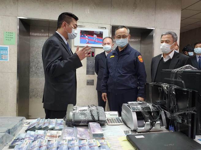 警政署長陳家欽23日到刑事局檢視成器成果。(林郁平攝)