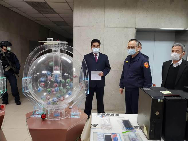 警方查扣到2台罕見的彩球機，並在現場啟動示範。(林郁平攝)