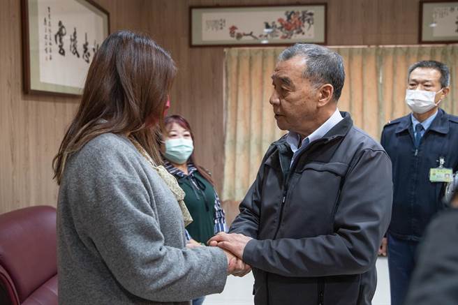 邱部长向殉职飞官罗中尉家属，表达不舍与关怀之意。（军闻社提供）