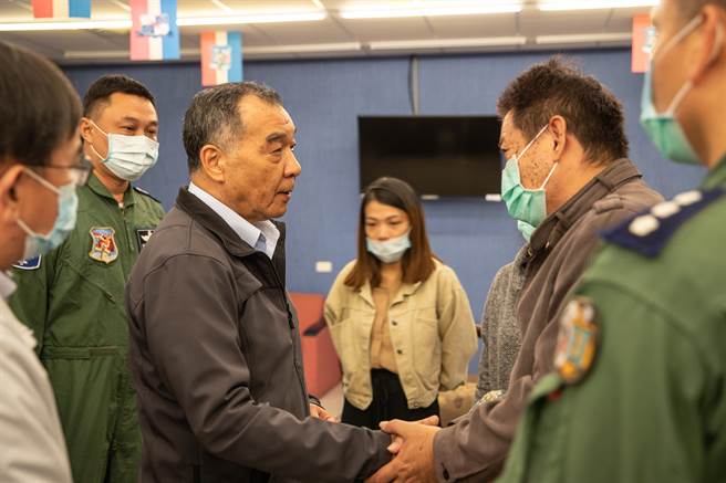 邱国正探慰失联飞官家属，并表示会全力进行搜救任务。（军闻社提供）