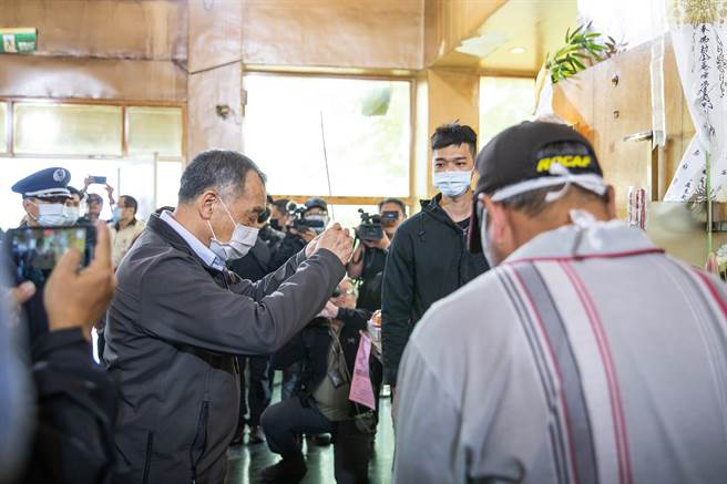 邱国正前往臺东市立殡仪馆，向罗中尉灵位上香致祭。（军闻社提供）