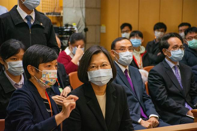 总统蔡英文首次参与国民法官模拟法庭，士林地院院长苏素娥（左）说明流程。（图：司法院提供）
