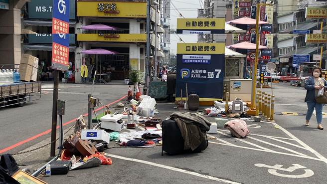 羅男占用台中豐原葫蘆墩圳停車場擺攤，車格內擺放二手物及個人家當。（王文吉攝）
