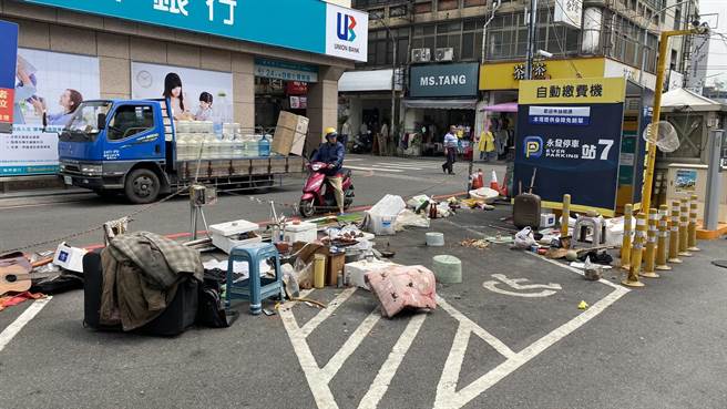 豐原葫蘆墩圳停車場遭人占用擺攤，地面擺放雜物，相當凌亂。（王文吉攝）