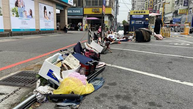 豐原葫蘆墩圳停車場共有3席一般車位及2席身障車格遭占用擺攤。（王文吉攝）