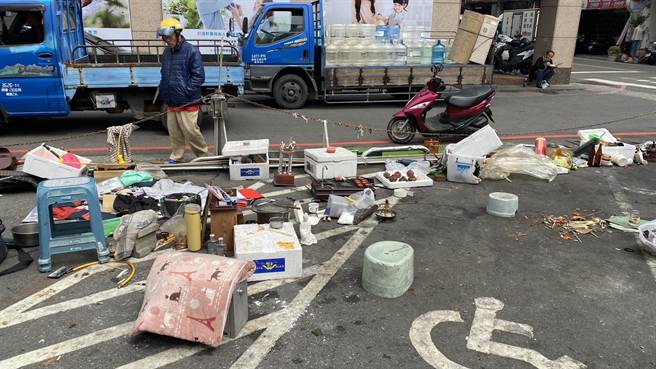 羅男以停車場為家，還擺爐具露天野炊。（王文吉攝）