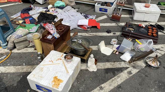 羅男以停車場為家，還擺爐具露天野炊。（王文吉攝）