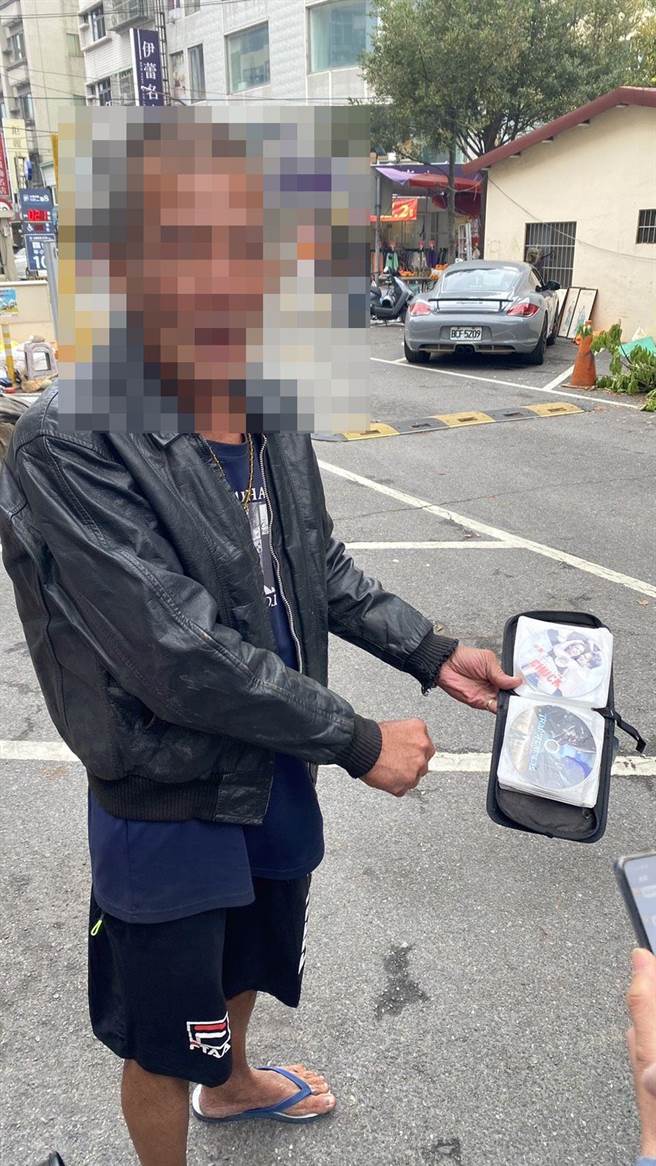 羅男強調自己取得停車場業者同意，平時由他負責清掃落葉，並靠自己賣二手物賺錢，不願接受安置。（王文吉攝）