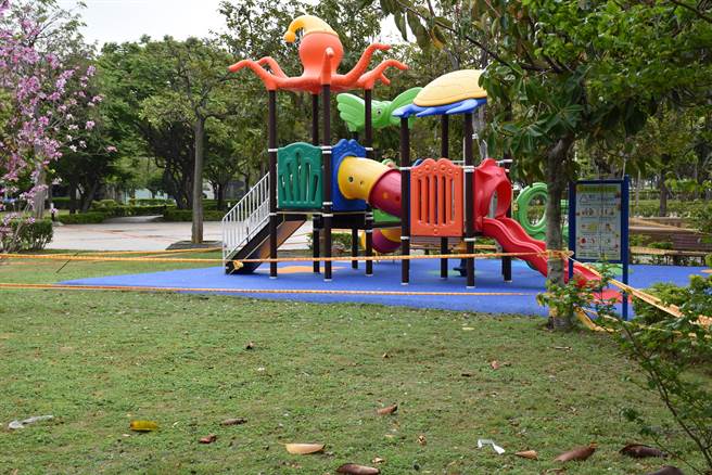 头份市公所将头份运动公园内儿童游憩设施地垫全部更新，已近完工。（谢明俊摄）