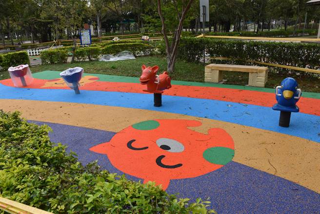 头份市公所将头份运动公园内儿童游憩设施地垫全部更新，已近完工。（谢明俊摄）