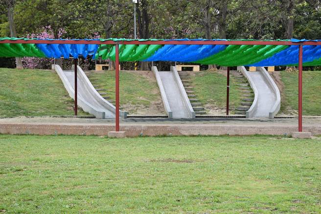 头份运动公园内3座抿石子溜滑梯将全部更新为滑轮式溜滑梯。（谢明俊摄）