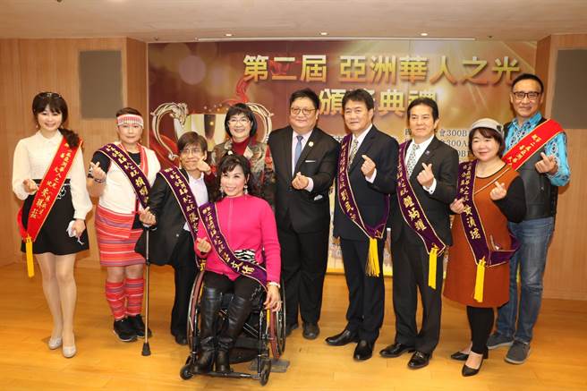 「第2屆亞洲華人之光」選拔今在新北市府登場，共有7人獲獎。（許哲瑗攝）