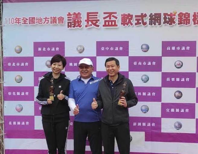 今天的開幕賽由新北市副議長陳鴻源、祕書長陳王正源對上台南市議長郭信良、花蓮縣副議長潘月霞，雙方先禮後兵，經過激烈攻防後，地主新北隊略勝一籌，以3比1獲勝。（（新北市議會提供）