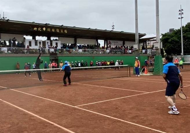 全國地方議會議長盃軟式網球錦標賽23日在新北市展開為期2天的賽事，吸引17縣市角逐。（新北市議會提供）