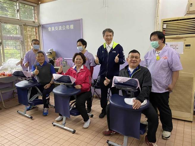 新北市視障按摩師獲主辦單位新北市議會邀請，到場為各縣市選手舒緩筋骨。（新北市議會提供）