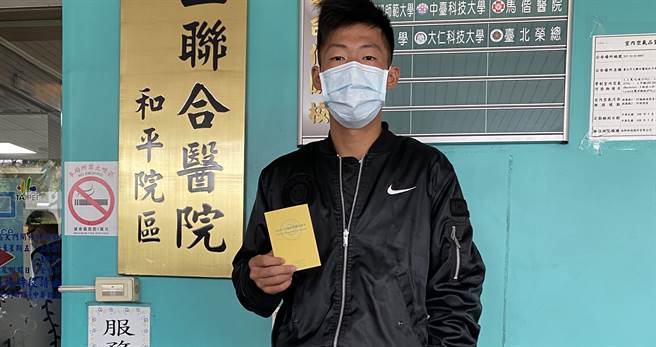 網球好手曾俊欣今天施打新冠肺炎疫苗。（曾育德提供）