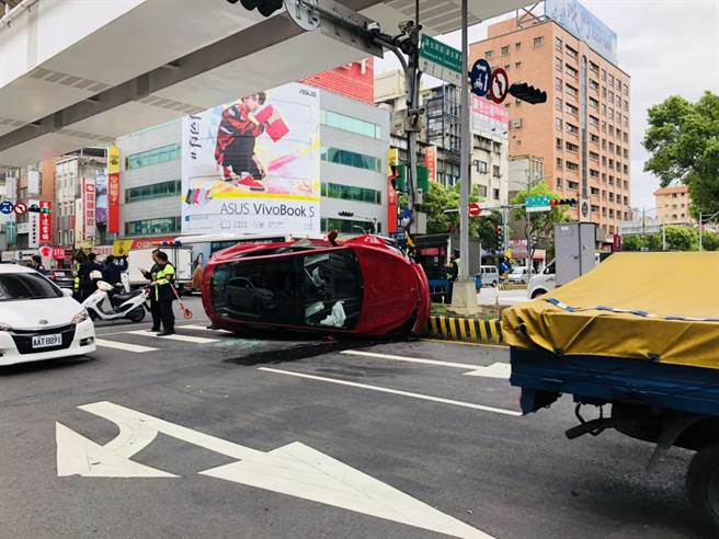 板桥汉生东路、文化路口发生特斯拉M3轿车交通事故。（民眾提供）