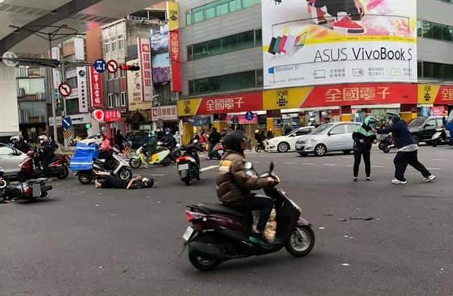 多部机车被特斯拉撞翻，骑士倒在马路上。（照片来源：脸书《我是板桥人》）