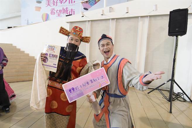 鞋子兒童實驗劇團受邀來彰化演出《雞婆花》，4月25日星期日下午3點大城國中風雨球場登場。（謝瓊雲攝）