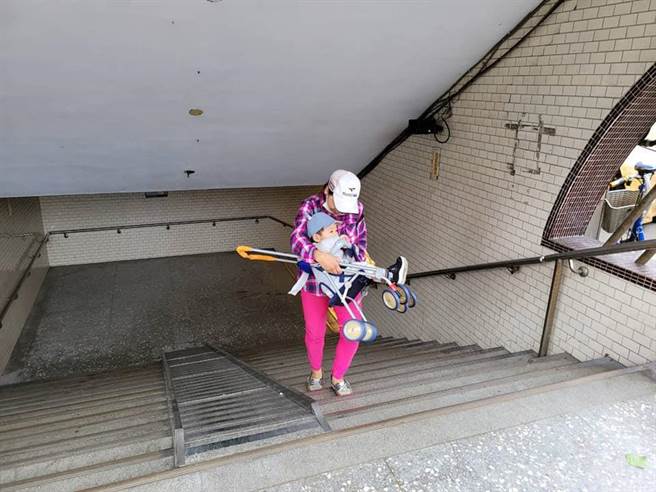 新北市樹林保安街人行地下道是通往前後站的主要通道，但卻缺乏無障礙設施，民眾須提著娃娃車一步步爬上樓，相當費力。（圖由陳世榮提供）