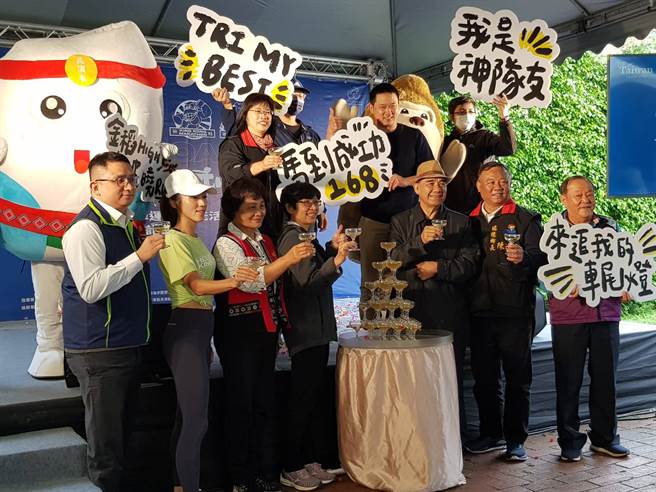 「最美空姐跑者」Misa林美佐（前排左二）邀民眾到东海岸运动兼享受美景。（陈筱琳摄）