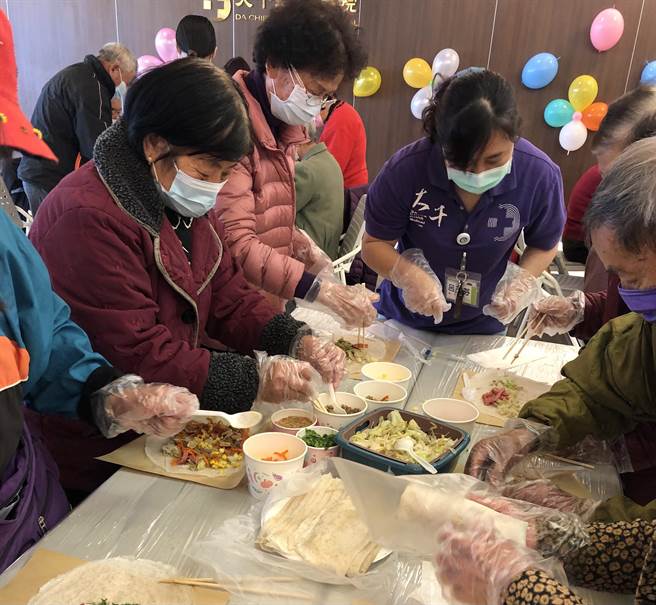 大千医院配合清明节到来，23日与民眾一同体验手做润饼的乐趣。（大千医院提供／何冠娴苗栗传真）