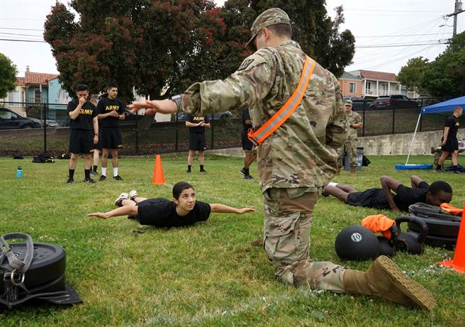 之前一度傳出為了確保ACFT能上路，陸軍有意取消男女統一適用一種成績標準；如今則證實為謠言一場。圖為女兵測試修正版伏地挺身。(圖/DVIDS)