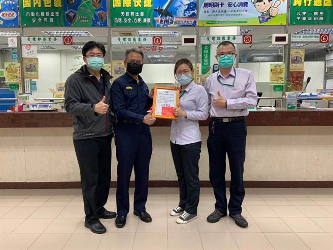 大園分局長吳明彥（左二）、大園分局偵查隊長陳朋翔（左三）親至銀行頒發感謝狀。（姜霏翻攝）