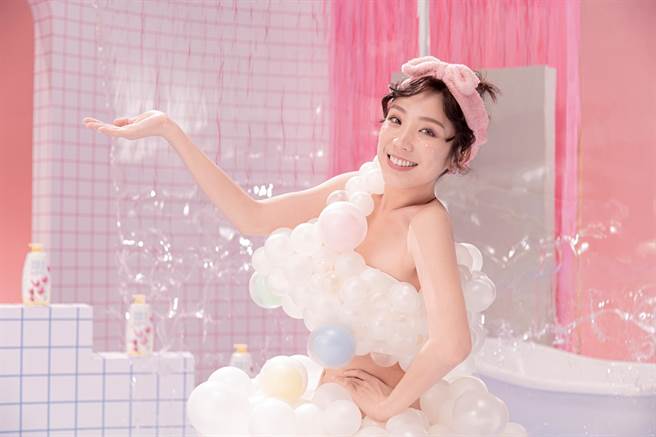 梁舒涵穿泡泡氣球裝拍莎啦莎啦沐浴乳廣告。（開麗娛樂提供）