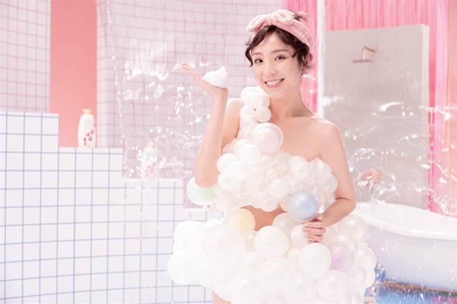 梁舒涵穿泡泡氣球裝拍莎啦莎啦沐浴乳廣告。（開麗娛樂提供）