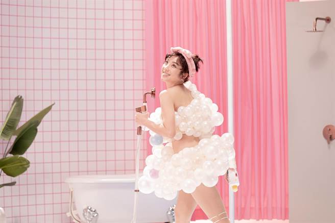 梁舒涵穿泡泡氣球裝拍莎啦莎啦沐浴乳廣告。（開麗娛樂提供）