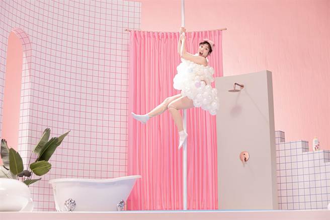 梁舒涵穿泡泡氣球裝拍莎啦莎啦沐浴乳廣告，滑了一天鋼管。（開麗娛樂提供）