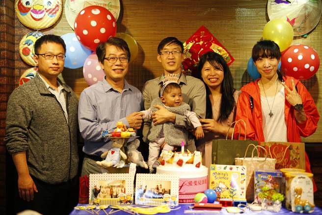 移植外科鄒奕帆醫師(左一)劉君恕主任(左二)開心參加陳小弟的抓周儀式。圖北榮提供