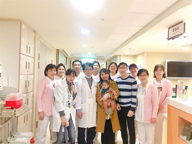 北榮團隊與陳小弟合影。圖北榮提供