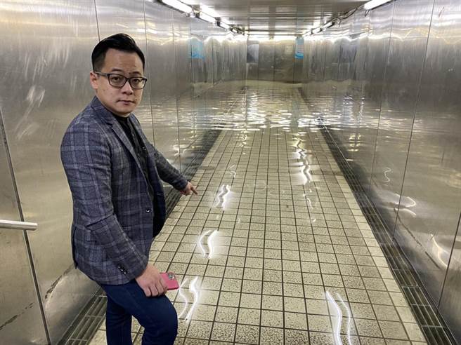 市議員童子瑋到場要求權責單位能在下班前將水排除，還給市民安全通道。（基隆市議員童子瑋提供／陳彩玲基隆傳真）