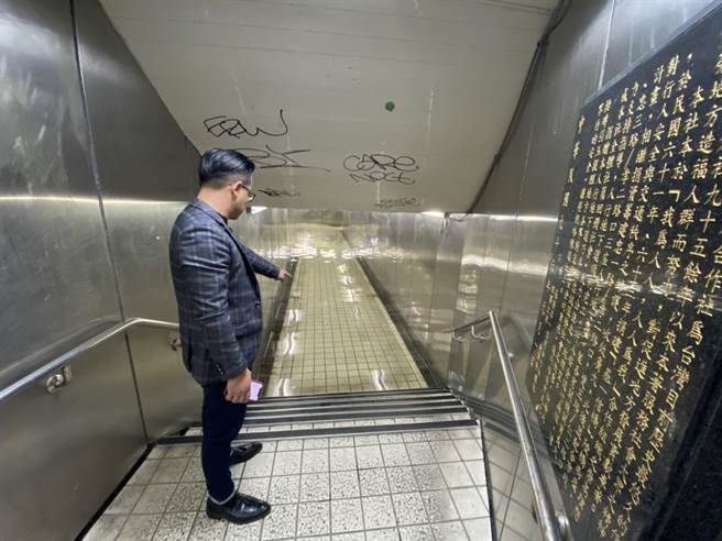 基隆市仁愛區仁二、愛三路交叉口的循環站地下道無預警淹水。（基隆市議員童子瑋提供／陳彩玲基隆傳真）