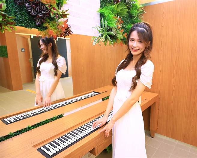 中捷于文心森林公园站，打造独一无二的厕所感官新体验，将音乐元素引进厕所设计「音乐梳妆台」，可弹奏乐声。（陈世宗摄）