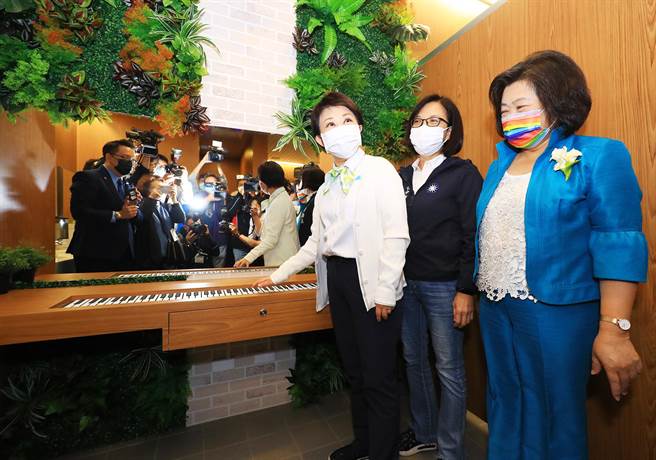 中捷于文心森林公园站，打造独一无二的厕所感官新体验，将音乐元素引进厕所设计「音乐梳妆台」，可弹奏乐声。（陈世宗摄）