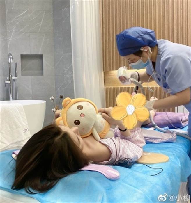 穆雅斕分享自己的比基尼線除毛影片。(圖/翻攝自微博)