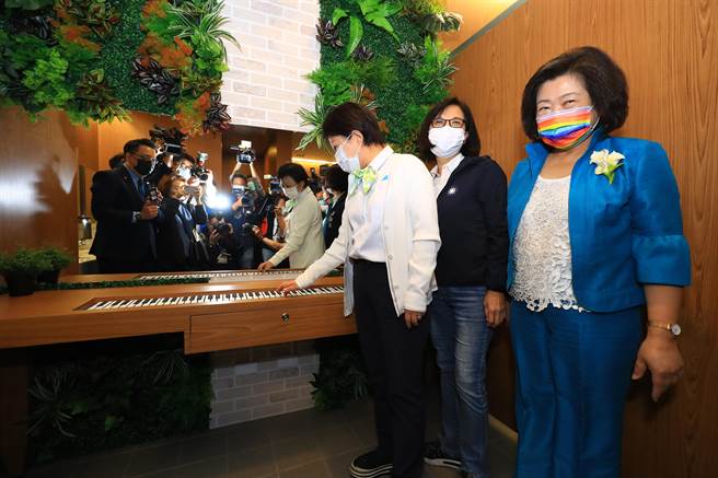 台中捷運綠線文心森林公園站以森林風主題打造五星級廁所，內部還設有「音樂梳妝台」，來此可彈奏一曲紓解身心。（林欣儀攝）