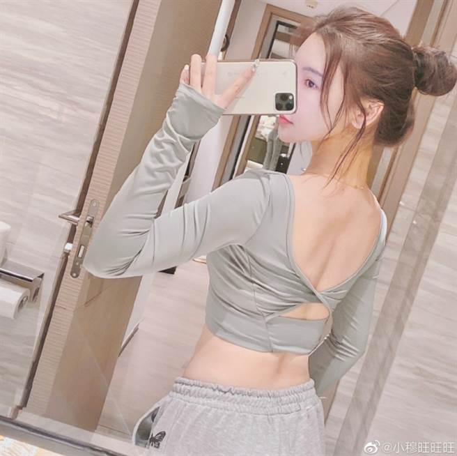 穆雅斕長相甜美、身材火辣，加上性格搞怪讓她圈粉無數。(圖/翻攝自微博)